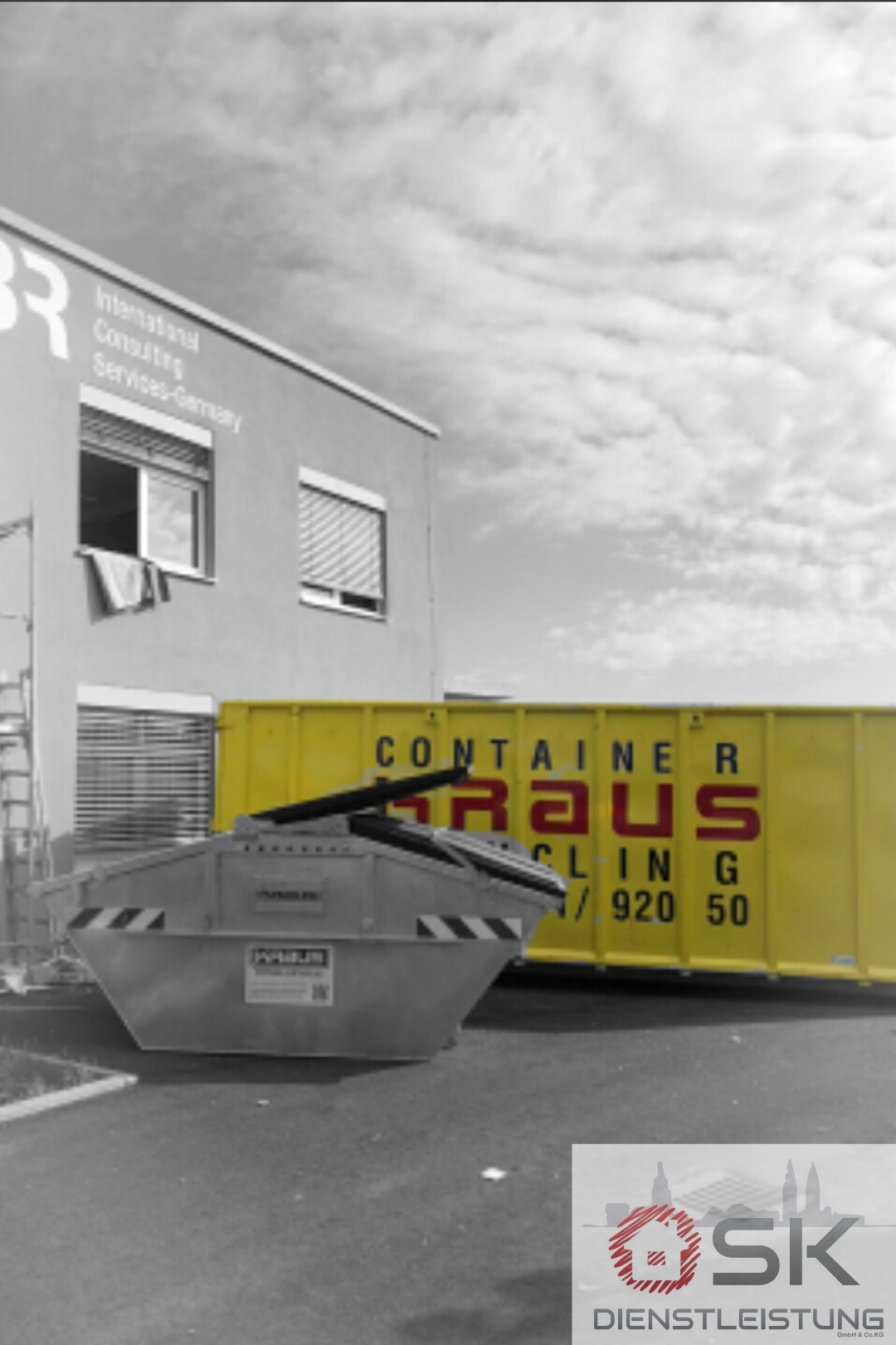 Container vor einem Betriebsgelände, um die Entrümpelung für Ihr Gewerbe durchführen zu können
