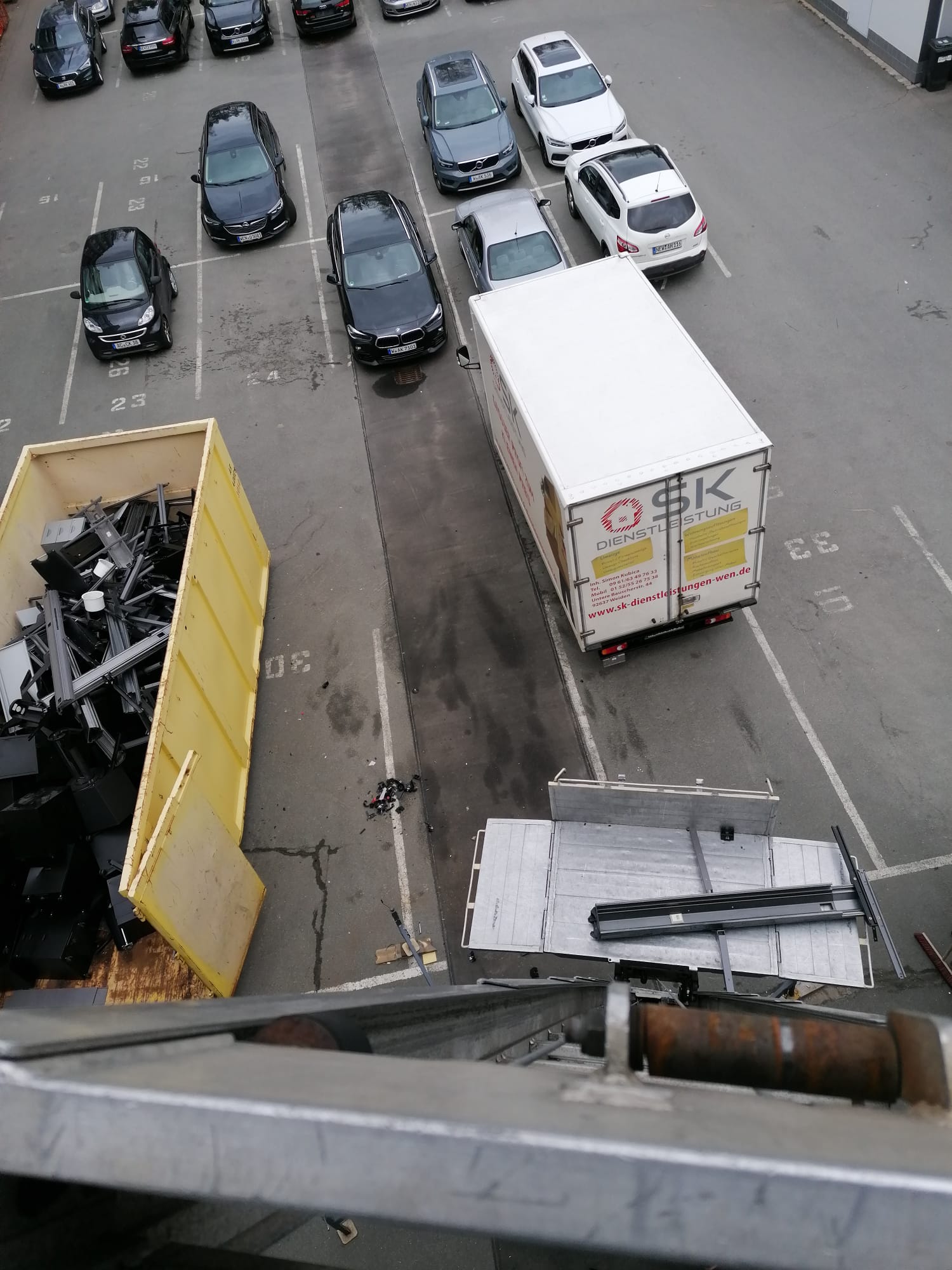 Foto von einem verwendeten und befüllten Mullcontainer sowie einer unser Umzugs-LKWs