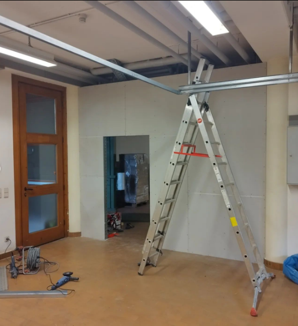 Ein Foto von einer Leiter in einem zu renovierenden Raum